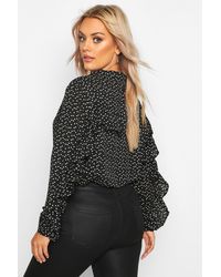 Boohoo Womens Plus Gerüschtes Boyfriend-Hemd mit Herz-Print - Schwarz