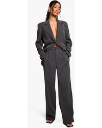 Boohoo - Woven Pleated Straight Leg Tailored Trouser - Lyst