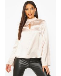 Boohoo Womens Hochgeschlossenes Oberteil aus Satin mit ausgestellten Ärmeln - Weiß