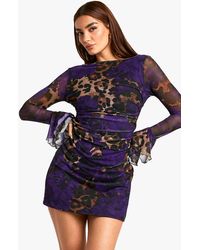 Boohoo - Vestido Mini De Leopardo Mixto Con Mangas Acampanadas Y Escote Oblicuo - Lyst