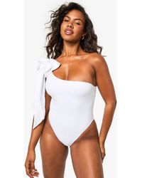 Boohoo - Bañador Con Un Hombro Descubierto Y Lazo Para Novia - Lyst