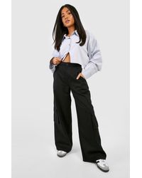 Boohoo - Petite Relaxed Fit Twill Cargo Wide Leg Trousers - Lyst