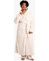 Boohoo - Bata Plus Maxi De Forro Polar Con Estampado De Cuadros En Rosa Pastel - Lyst