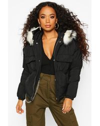 Boohoo Womens Wattierte Petite Jacke mit Kapuze mit Fake-Fur-Besatz und Seitentasche - Schwarz
