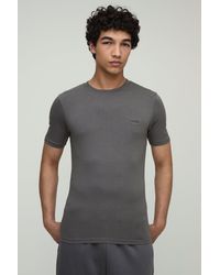 Boohoo - Hombre. Camiseta Básica Ajustada Al Músculo Con Cuello De Caja - Lyst