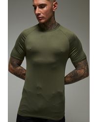 Boohoo - Camiseta Tall Man Active Ligera De Ranglán Ajustada Al Músculo Con Estampado Essentials - Lyst