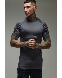 Boohoo - Camiseta Tall Man Active Ligera De Ranglán Ajustada Al Músculo Con Estampado Essentials - Lyst