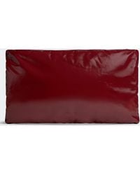 Herren Taschen Beuteltaschen und Handgelenkstaschen Bottega Veneta Grosse Pillow Pochette in Rot für Herren 