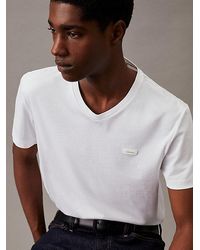 Calvin Klein - T-Shirt mit V-Ausschnitt aus Baumwolle - Lyst