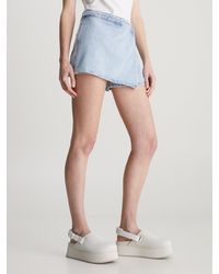 Calvin Klein - Jupe-short portefeuille en jean - Lyst