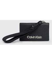 Calvin Klein - Cartera con cremallera en el contorno y correa para la muñeca RFID - Lyst