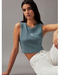 Calvin Klein - Camiseta de tirantes slim cropped de canalé - Lyst