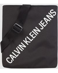 Calvin Klein Microbandolera plana de nailon reciclado - Negro