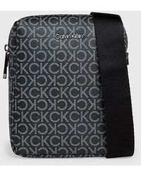 Calvin Klein - Kleine Crossbody-Reporter-Bag mit Logo - Lyst