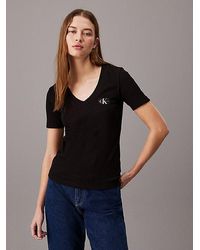Calvin Klein - T-Shirt mit V-Ausschnitt aus gerippter Baumwolle - Lyst