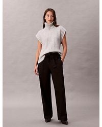 Calvin Klein - Pantalones de sarga de algodón con cinturón - Lyst
