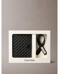 Calvin Klein - Juego de tarjetero para pasaporte e identificador de maleta con monograma - Lyst