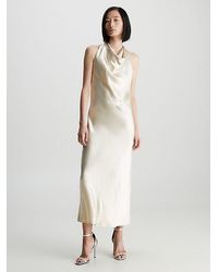 Calvin Klein - Vestido slim de satén con cuello halter - Lyst