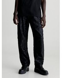 Calvin Klein - Pantalones cargo all over con logo - Lyst
