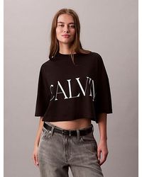 Calvin Klein - Camiseta cropped con gráfico y logo - Lyst