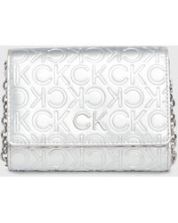 Calvin Klein - Sac portefeuille en bandoulière métallisé - Lyst