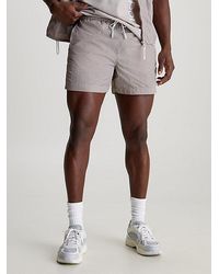 Calvin Klein - Kurze Sporthose mit doppeltem Bund - Lyst