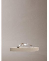 Calvin Klein - Perlmuttfarbene Plateau-Flip-Flops - Lyst