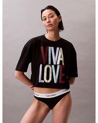 Calvin Klein - Lässiges Cropped T-Shirt Mit Grafischem Pride-Print - Lyst