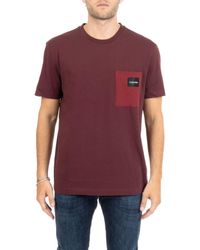 Calvin Klein - T-shirt bordeaux in cotone con logo e taschino - Lyst