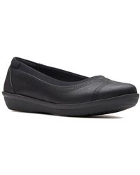 clarks women's flat shoes