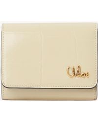 Chloé - Kleines dreifach klappbares Chloé Iconic Portemonnaie aus Leder mit Krokodilledereffekt - Lyst