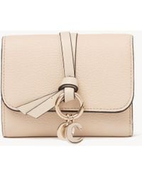 Chloé - Kleines, dreifach klappbares Alphabet Portemonnaie aus genarbtem Leder - Lyst