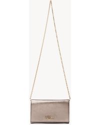 Chloé - Klappbares Chloé Iconic Portemonnaie aus Leder in Metallic-Optik mit Kette - Lyst