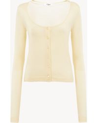 Chloé - Cárdigan Ajustado Con Cuello Redondo De Punto De Lana Superfina Golden Brass 100% Lana, Pinctada Maxima, Farmed, Coo Italy - Lyst