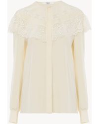 Chloé - クレープデシン＆レース製ギャザーブラウス 婦人向け ホワイト サイズ シルク 100% Pinctada Maxima, Farmed, Coo Australia - Lyst