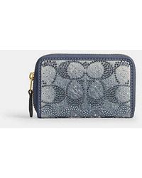COACH - Essentielle Kleine Rundum Reißverschluss-Kartenetui Aus Regeneriertem Baumwoll-Denim Mit Kristall-Signatur Für Frauen - Lyst