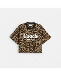 COACH - T-shirt court à motif léopard Cursive signature - Lyst