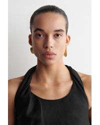 COS - Ungleiche Ohrringe - Lyst