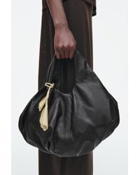 COS - Floraler Taschenanhänger Aus Leder - Lyst