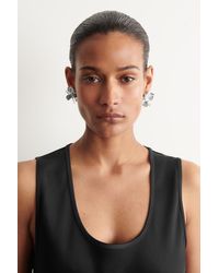 COS - Ungleiche Ohrringe Mit Floralem Motiv - Lyst