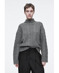 COS - Wollpullover Mit Zopfstrickmuster Und Stehkragen - Lyst