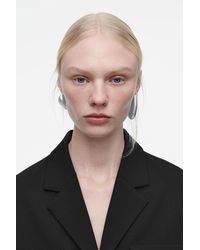 COS - Ungleiche Ohrringe - Lyst