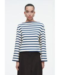 COS - Gestreiftes Oberteil Mit U-Boot-Ausschnitt - Lyst