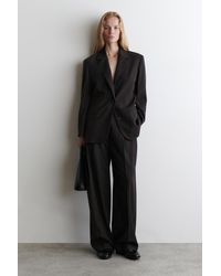 COS スカルプテッドカラーレスウールブレザー COLLARLESS WOOL BLAZER 襟なしウールブレザー navy｜COS コス 公式