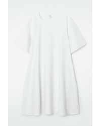 COS - Ausgestelltes T-shirt-minikleid - Lyst