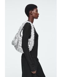 COS - Gesteppte Mini-Umhängetasche - Lyst