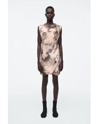 COS - Drapiertes Seidenkleid Mit Print - Lyst