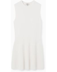 COS - Minikleid Aus Rippstrick Mit Tiefer Taille - Lyst