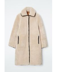 COS - Langer Mantel Aus Shearling Mit Lederdetails - Lyst