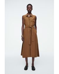 COS - Ärmelloses Utility-Hemdkleid - Lyst